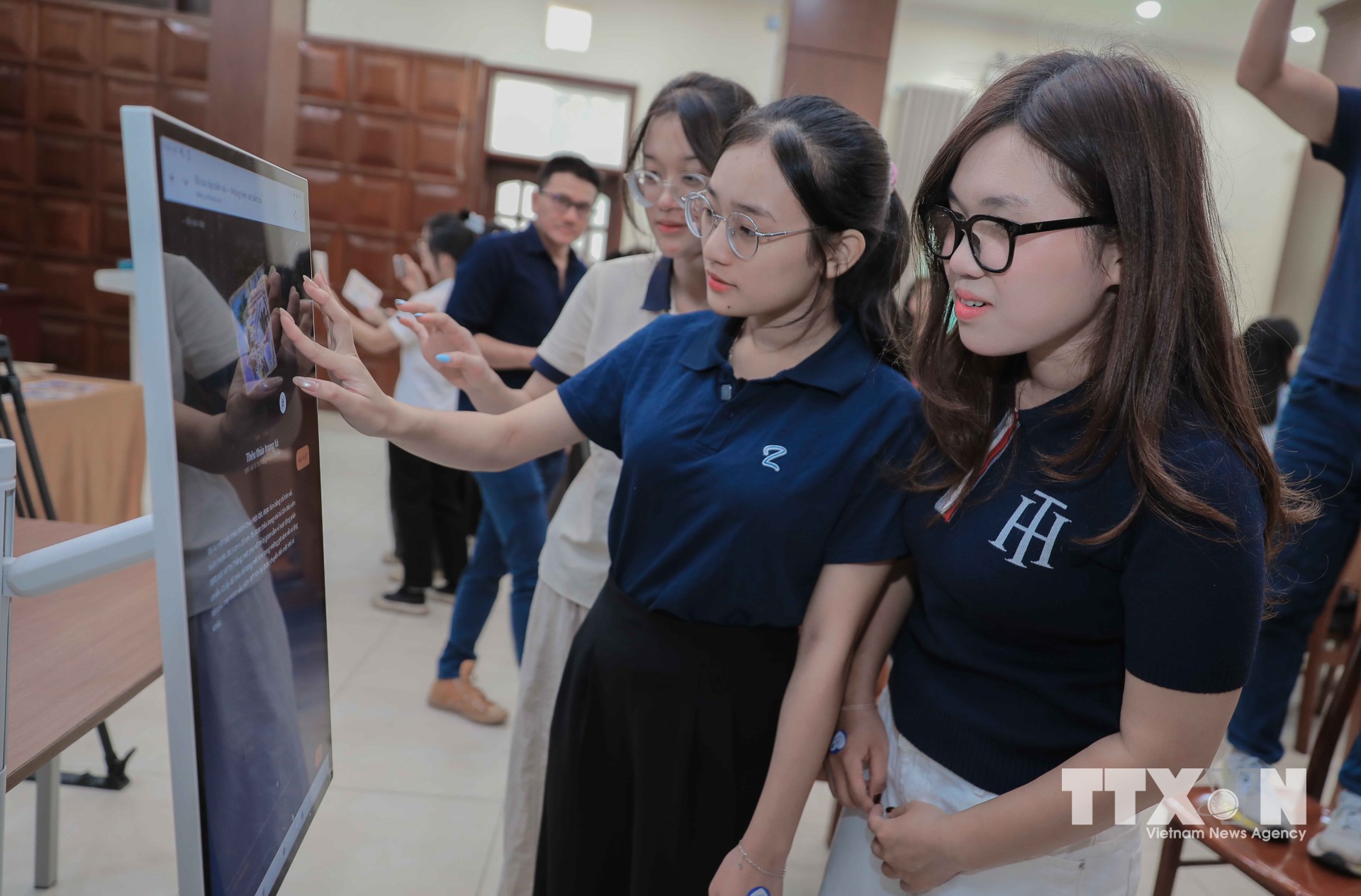 Trợ lý ảo trí tuệ nhân tạo (AI) và màn hình hỏi đáp thông minh hỗ trợ khách tham quan tương tác, tra cứu thông tin nhanh chóng về các giai đoạn lịch sử và nhân vật tiêu biểu. (Ảnh: Phan Phương/TTXVN)